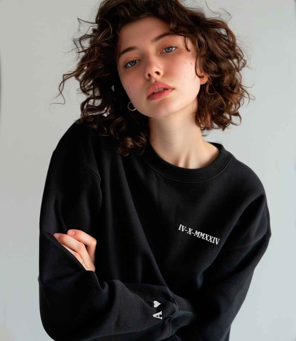Sudadera personalizada bordada con fecha e inicial en manga